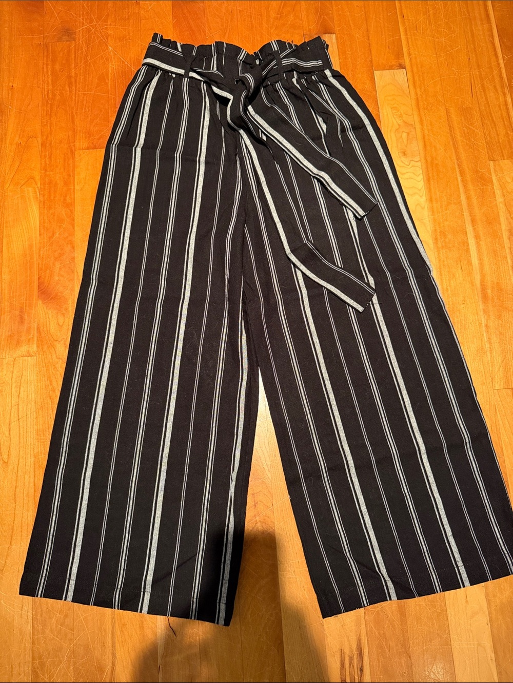NWOT Ambiance Black Pinstriped Wide Leg Linen Cropped Pants w/ Tie Waist - Small